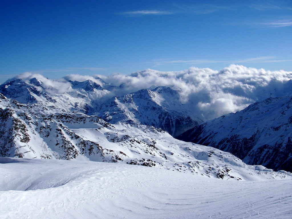 Österreichische Berglandschaft mit weiter Perspektive und klaren Linien.
